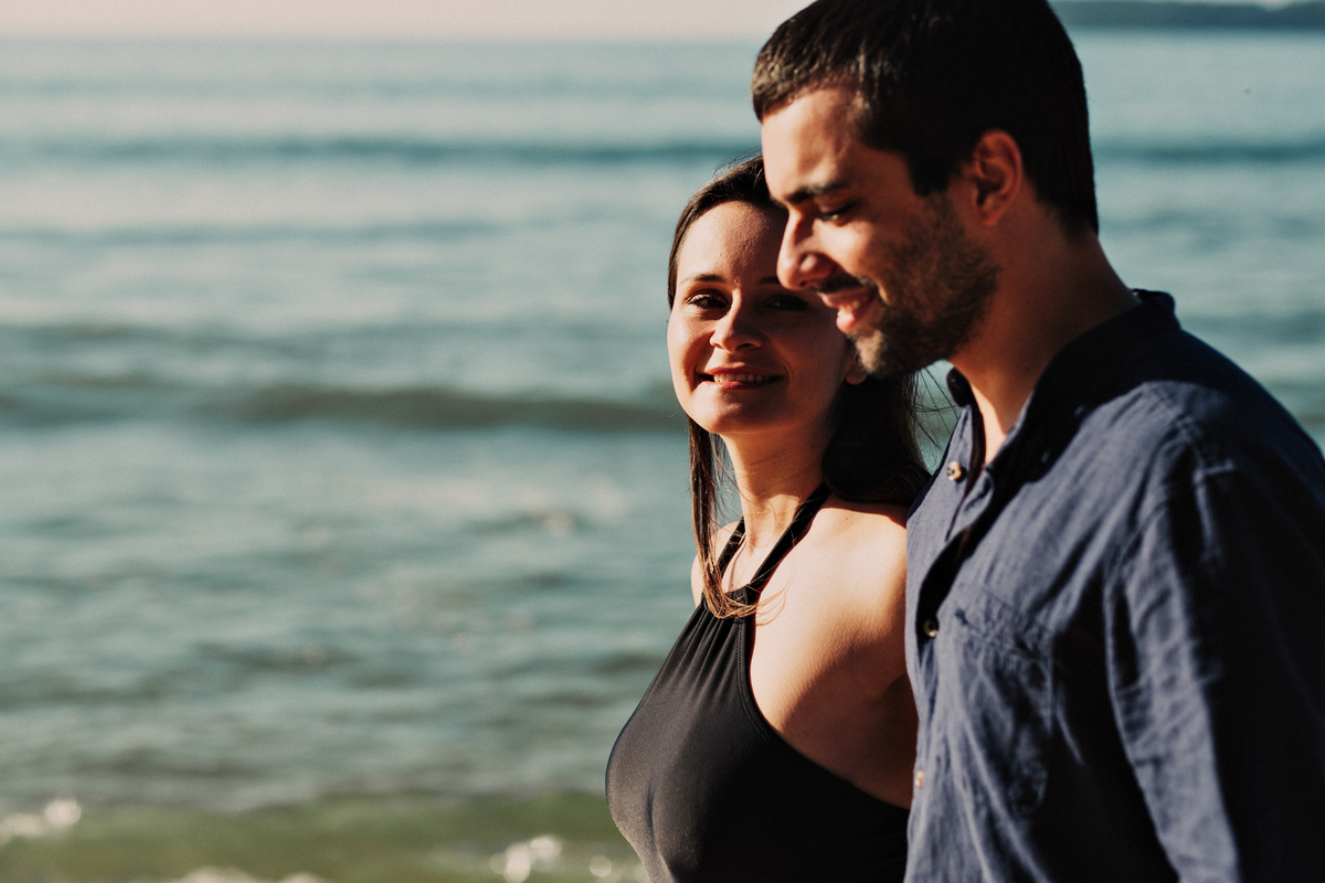Ensaio de Casal na praia vermelha em Ubatuba, andando na areia - fotografo Anderson Barboza Taubaté -SP