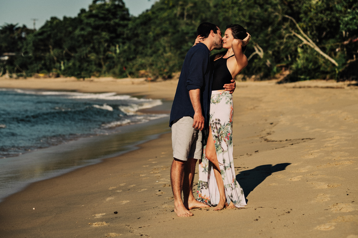 Ensaio de Casal na praia vermelha em Ubatuba, andando na areia - fotografo Anderson Barboza Taubaté 