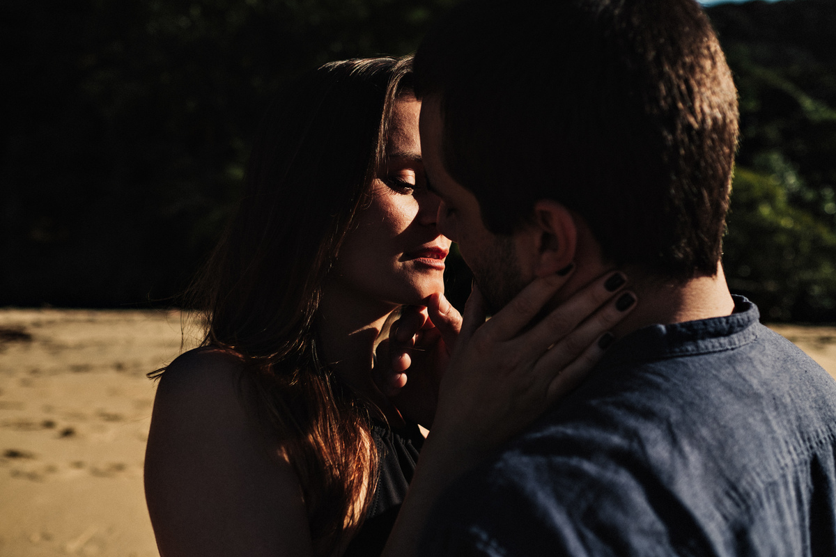 Ensaio de Casal na praia vermelha em Ubatuba, andando na areia - fotografo Anderson Barboza Taubaté 