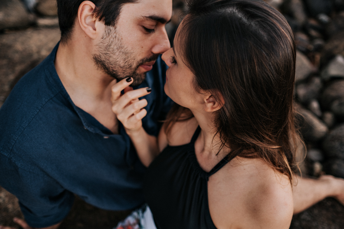 Ensaio de Casal na praia vermelha em Ubatuba, andando na areia - fotografo Anderson Barboza Taubaté 