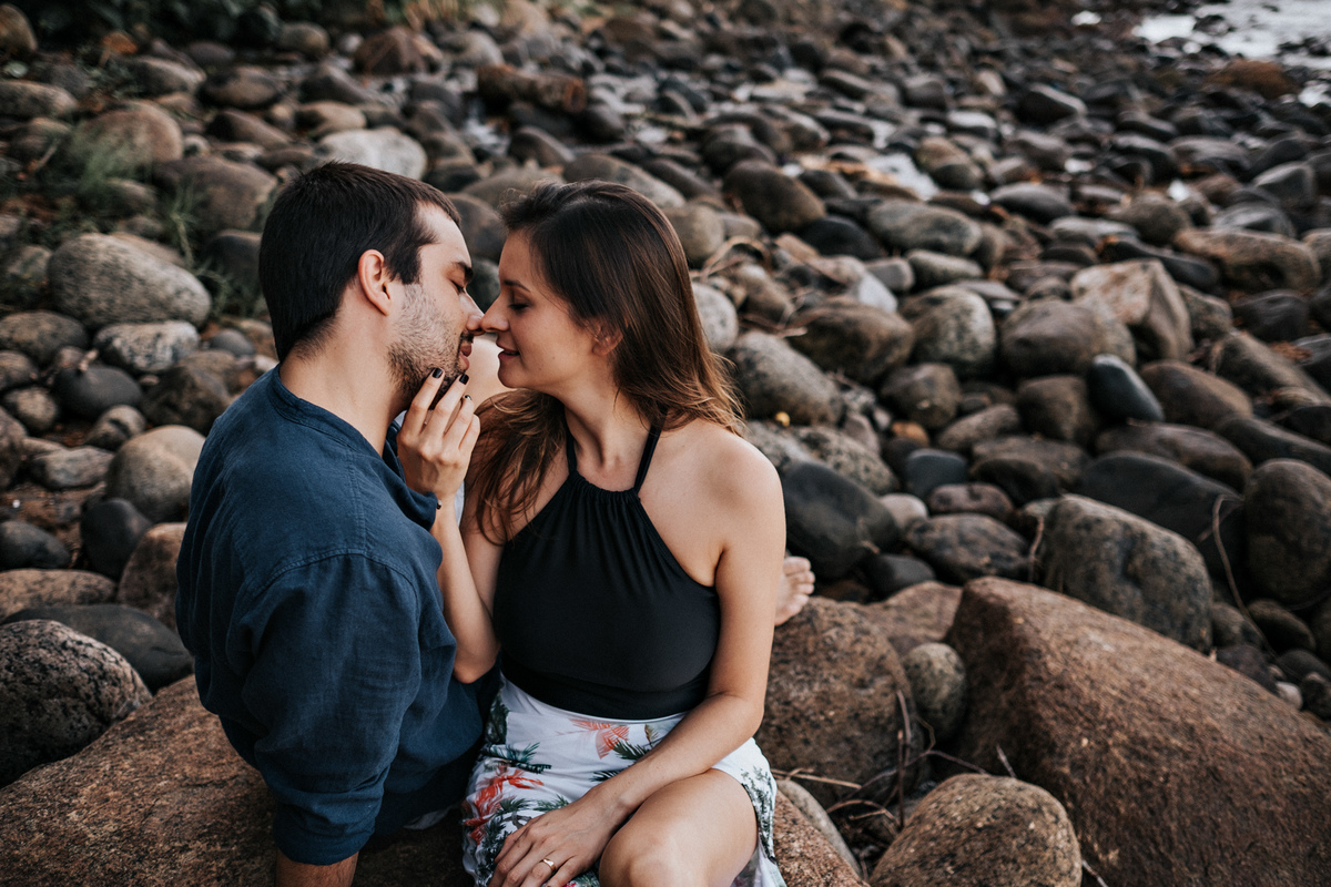 Ensaio de Casal na praia vermelha em Ubatuba, andando na areia - fotografo Anderson Barboza Taubaté 