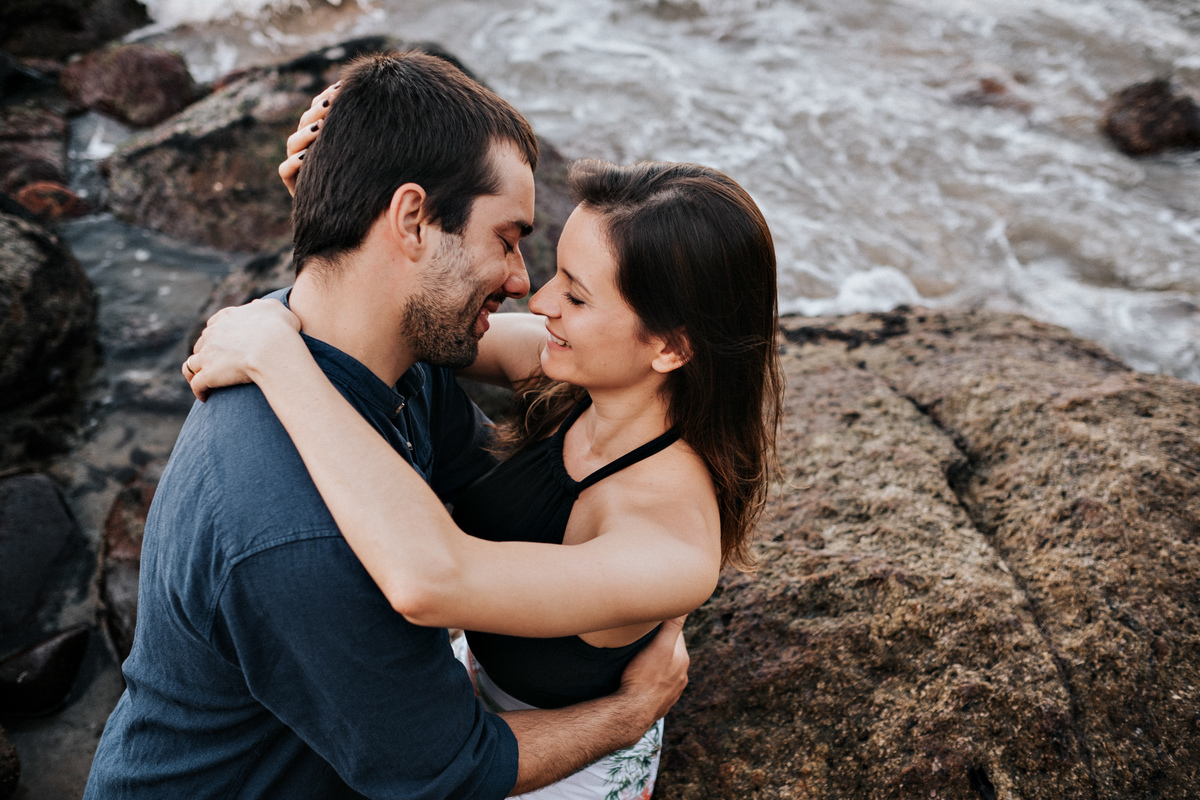 Ensaio de Casal na praia vermelha em Ubatuba, andando na areia - fotografo Anderson Barboza Taubaté 
