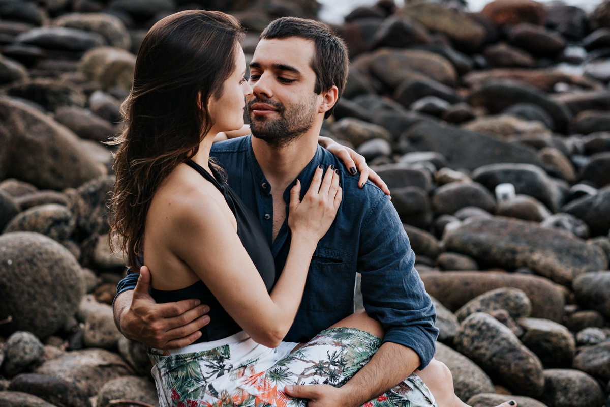 Ensaio de Casal na praia Vermelha em Ubatuba, sentados nas pedras - fotografo Anderson Barboza Taubaté -SP