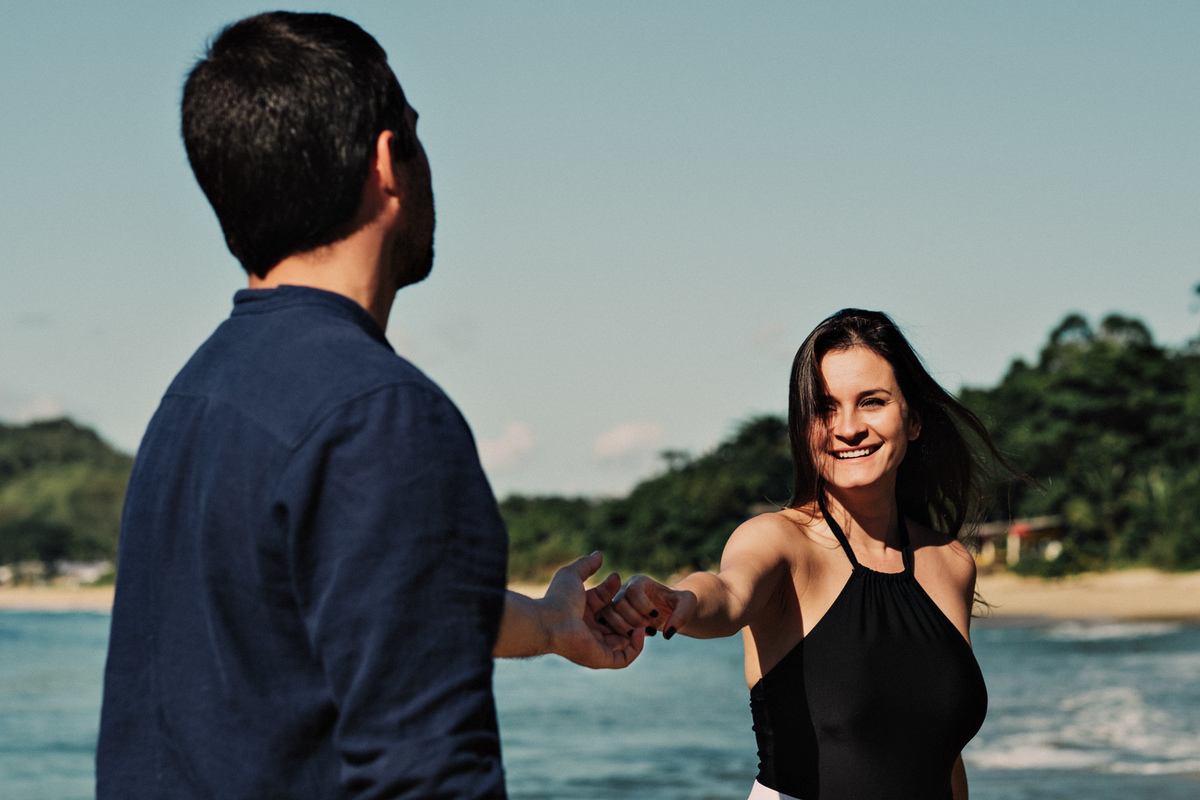Ensaio de Casal na praia vermelha em Ubatuba, andando na areia - fotografo Anderson Barboza Taubaté 