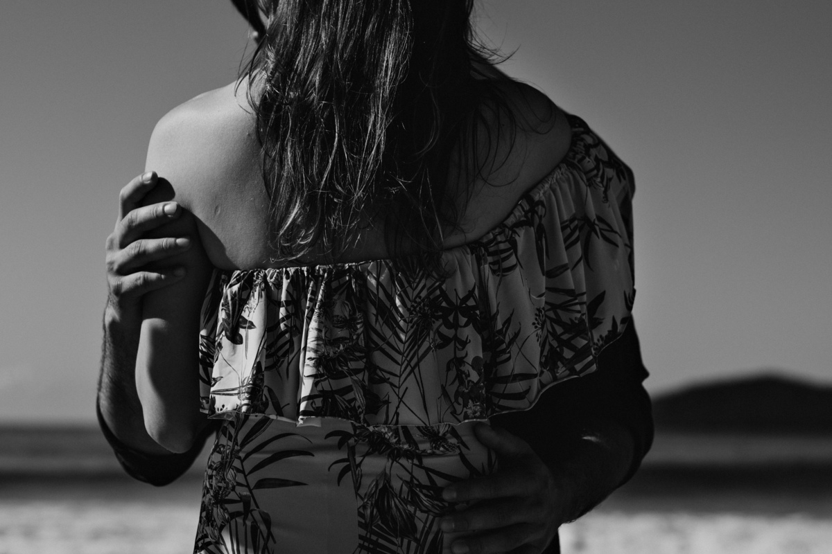 Ensaio de Casal na praia vermelha em Ubatuba, andando na areia - fotografo Anderson Barboza Taubaté 