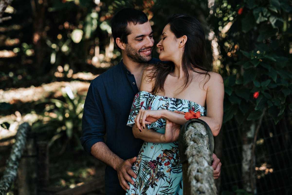 Ensaio de Casal na praia vermelha em Ubatuba, andando na areia - fotografo Anderson Barboza Taubaté 