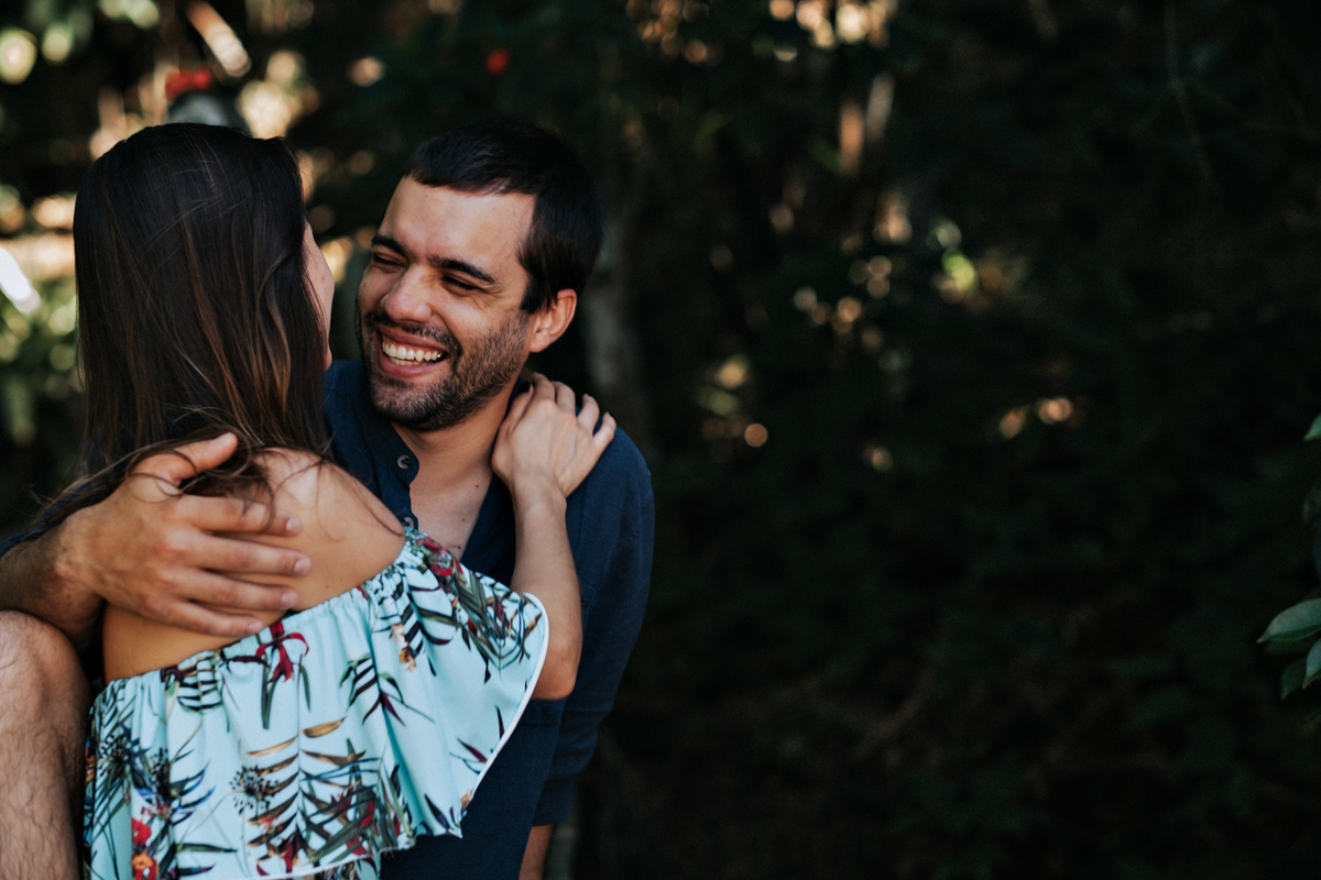 Ensaio de Casal na praia vermelha em Ubatuba, andando na areia - fotografo Anderson Barboza Taubaté 
