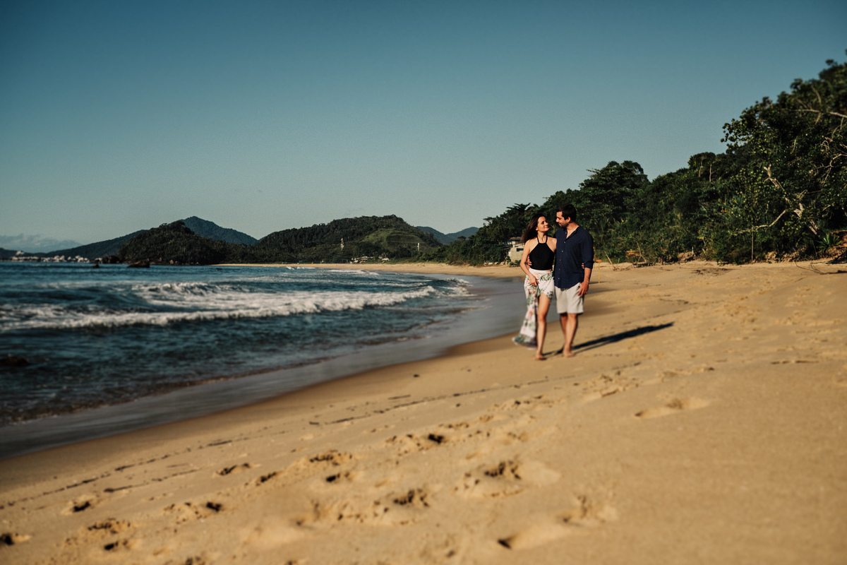 Ensaio de Casal na praia vermelha em Ubatuba, andando na areia - fotografo Anderson Barboza - Taubaté SP
