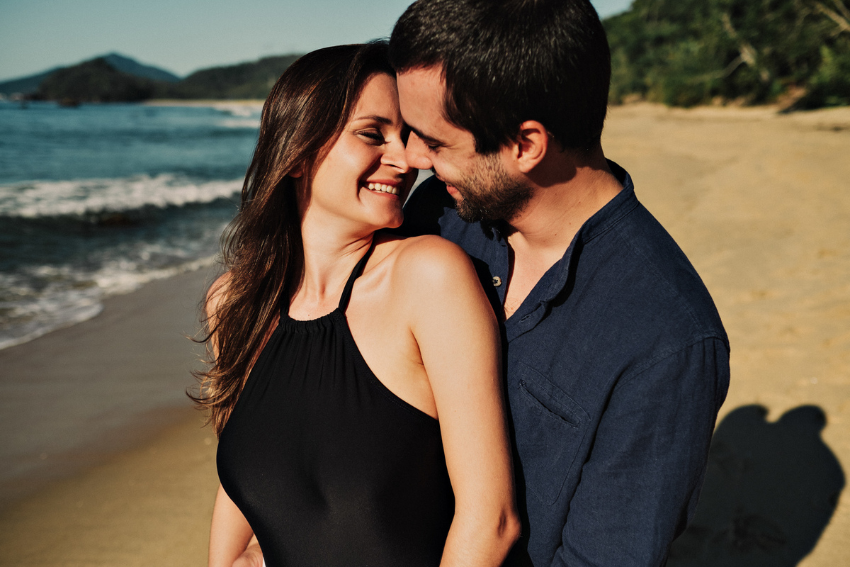 Ensaio de Casal na praia vermelha em Ubatuba, andando na areia - fotografo Anderson Barboza Taubaté SP