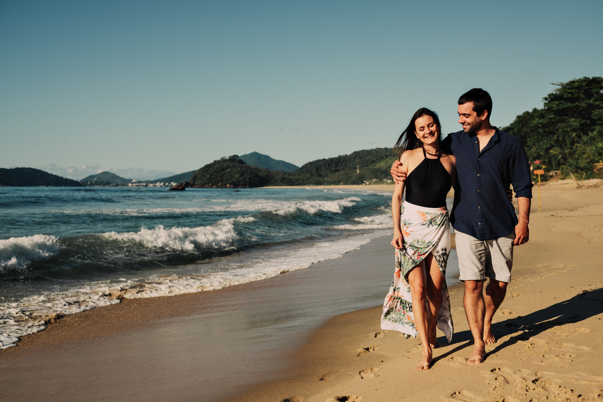 Ensaio de Casal na praia vermelha em Ubatuba, andando na areia - fotografo Anderson Barboza Taubaté SP