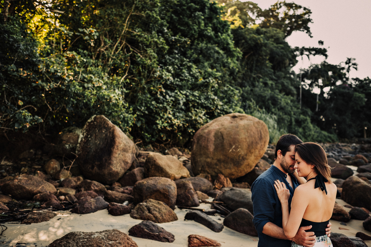 Ensaio de Casal na praia vermelha em Ubatuba, andando na areia - fotografo Anderson Barboza Taubaté SP
