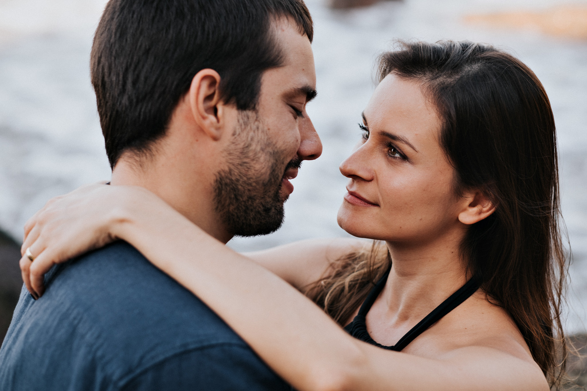 Ensaio de Casal na praia vermelha em Ubatuba, andando na areia - fotografo Anderson Barboza Taubaté SP