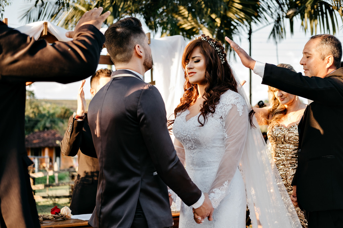casamento no espaço moenda em Pindamonhangaba, no campo fim de tarde. Anderson Barboza Fotografia. Taubaté-SP