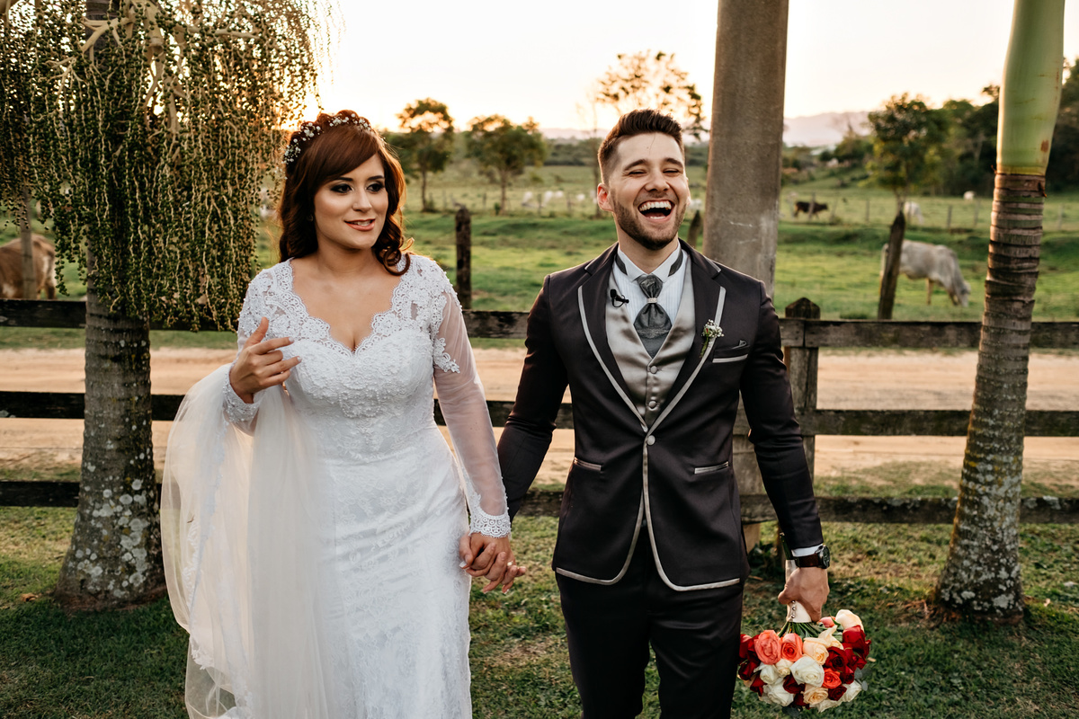 casamento no espaço moenda em Pindamonhangaba, no campo fim de tarde. Anderson Barboza Fotografia. Taubaté-SP