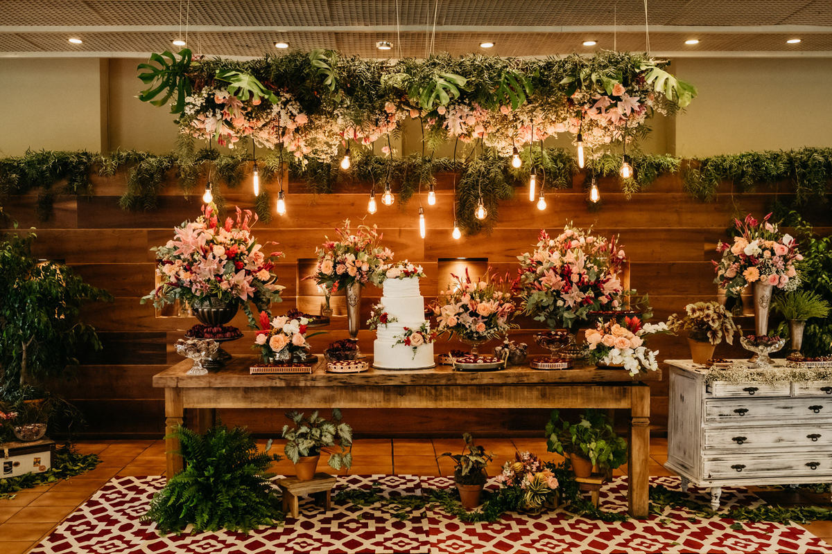 Harumi Decorações - mesa do bolo - Casamento na capela hotel e golfe clube dos 500 Guaratinguetá-SP Fotografo Anderson Barboza