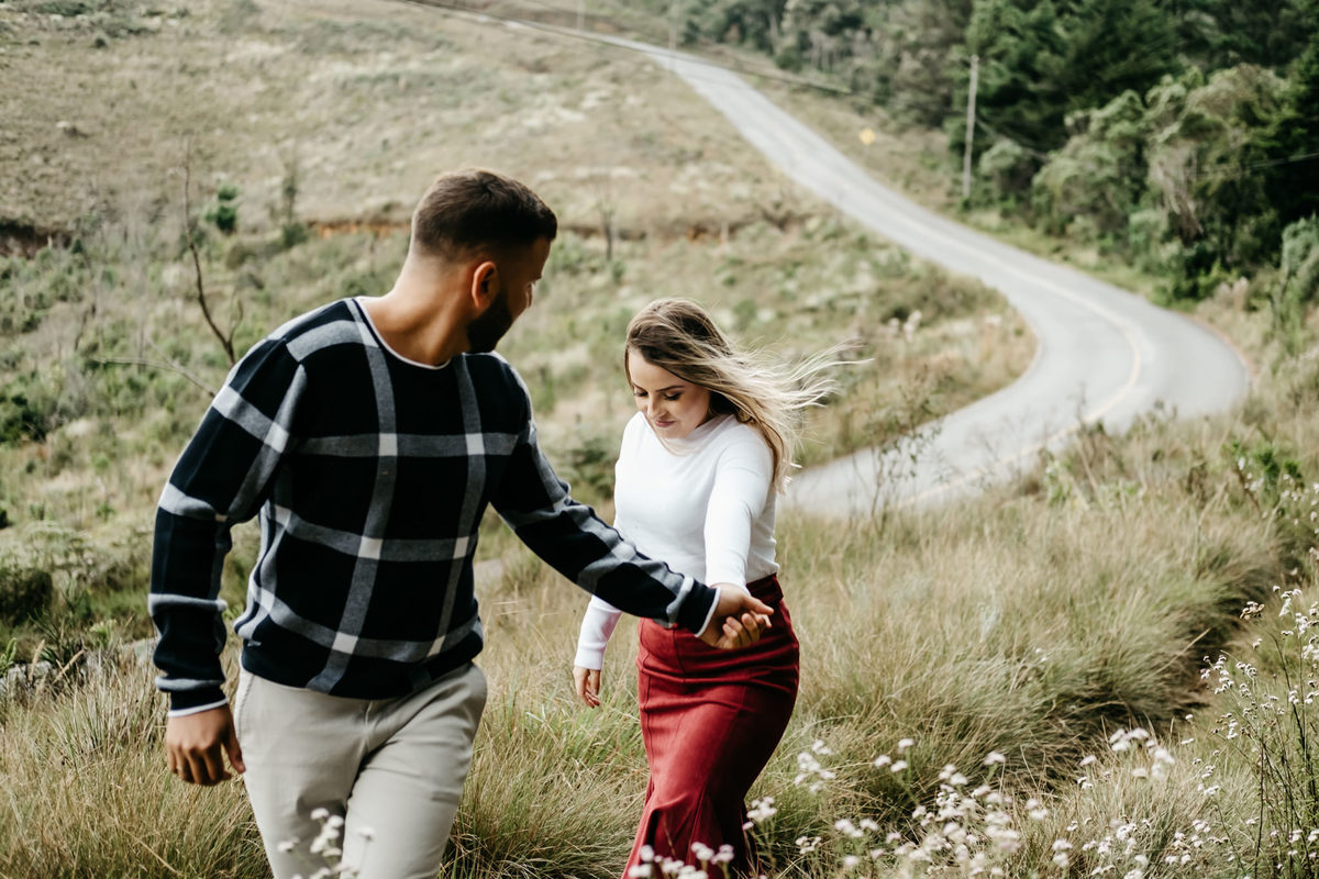 Ensaio de Casal na estrada, pico do Itapeva - Campo, fim de tarde em Campos do Jordão-SP