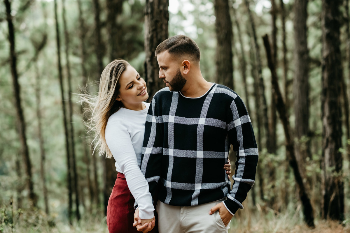 Ensaio de Casal na estrada, pico do Itapeva - Campo, fim de tarde em Campos do Jordão-SP