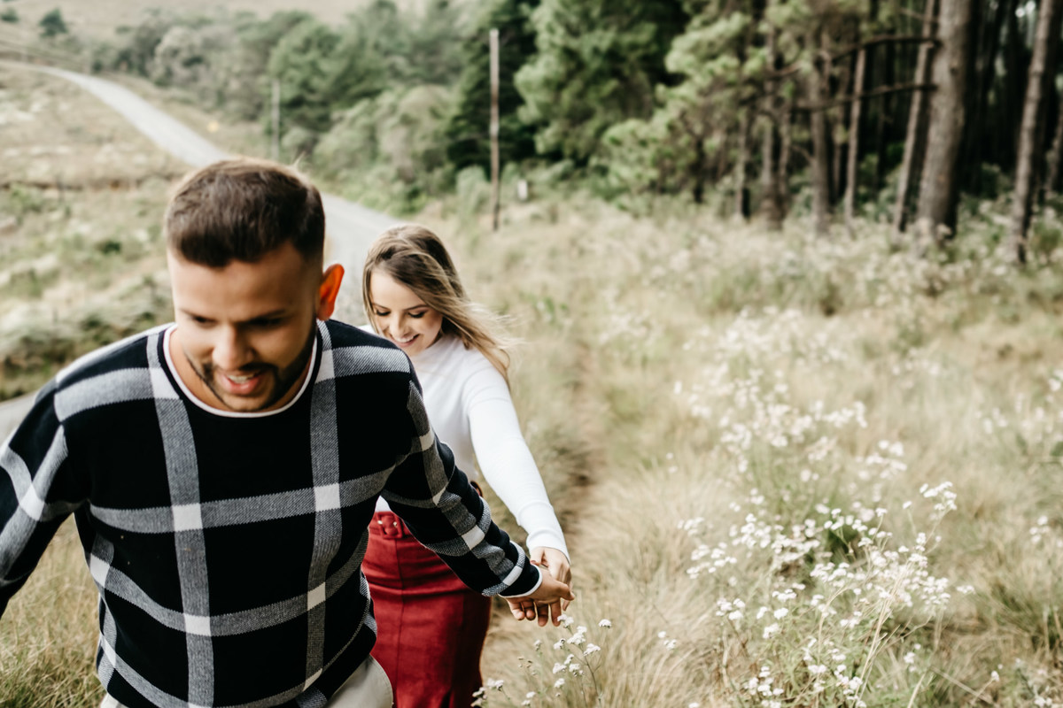 Ensaio de Casal na estrada, pico do Itapeva - Campo, fim de tarde em Campos do Jordão-SP