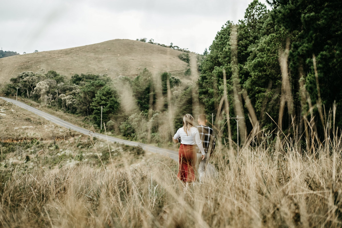 Roupa para Ensaio de Casal na estrada, pico do Itapeva - Campo, fim de tarde em Campos do Jordão-