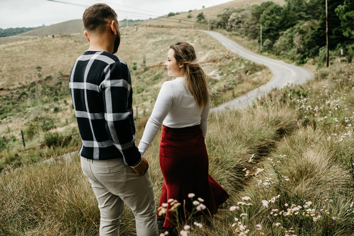 Roupa para Ensaio de Casal na estrada, pico do Itapeva - Campo, fim de tarde em Campos do Jordão-