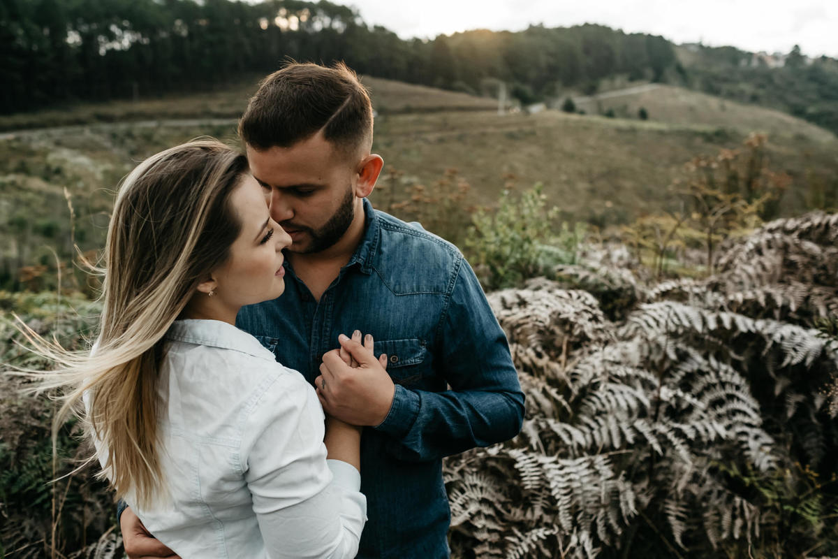 Roupa para Ensaio de Casal na estrada, pico do Itapeva - Campo, fim de tarde em Campos do Jordão-