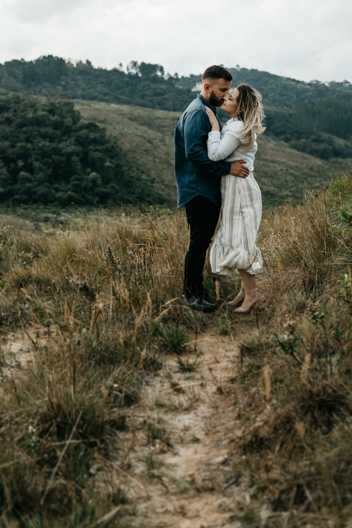 Roupa para Ensaio de Casal lifestyle na estrada, pico do Itapeva - Campo, fim de tarde em Campos do Jordão-