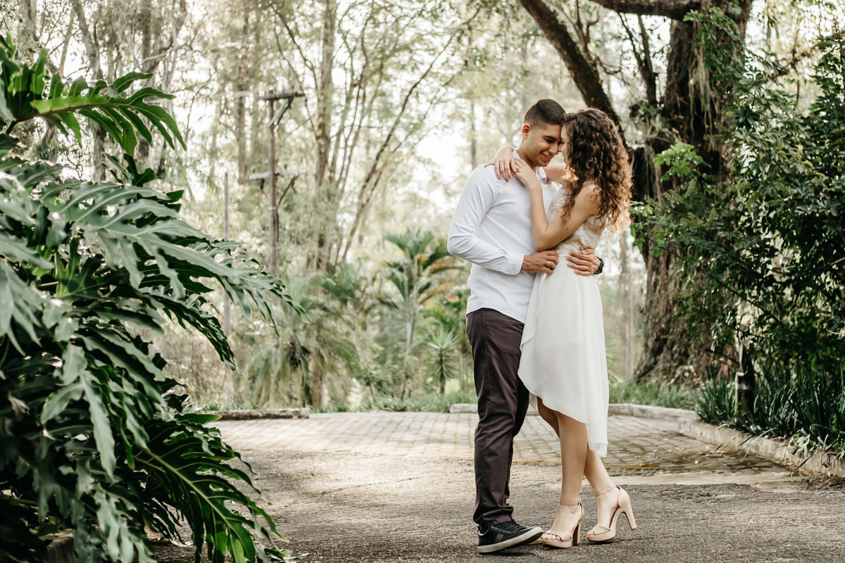 Ensaio pré wedding, ensaio de casal fotógrafo de casamento - Anderson Barboza - Alva fotografia - Ensaio no campo no Hotel e golfe clube dos 500 em Guaratinguetá/SP no final da tarde.