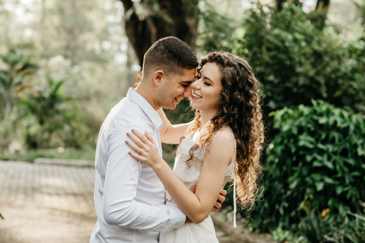 Ensaio pré wedding, ensaio de casal fotógrafo de casamento - Anderson Barboza - Alva fotografia - Ensaio no campo no Hotel e golfe clube dos 500 em Guaratinguetá/SP no final da tarde.