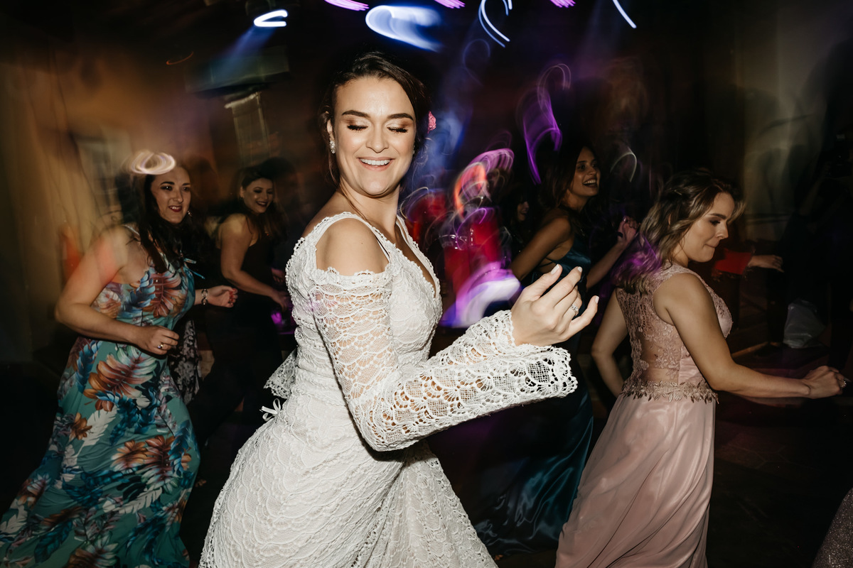 casamento no campo, de dia, final de tarde na fazenda boa esperança e recepção com madrinhas e padrinhos e convidados, em taubaté com buffet requinte e alva fotografia de casamento - anderson barboza