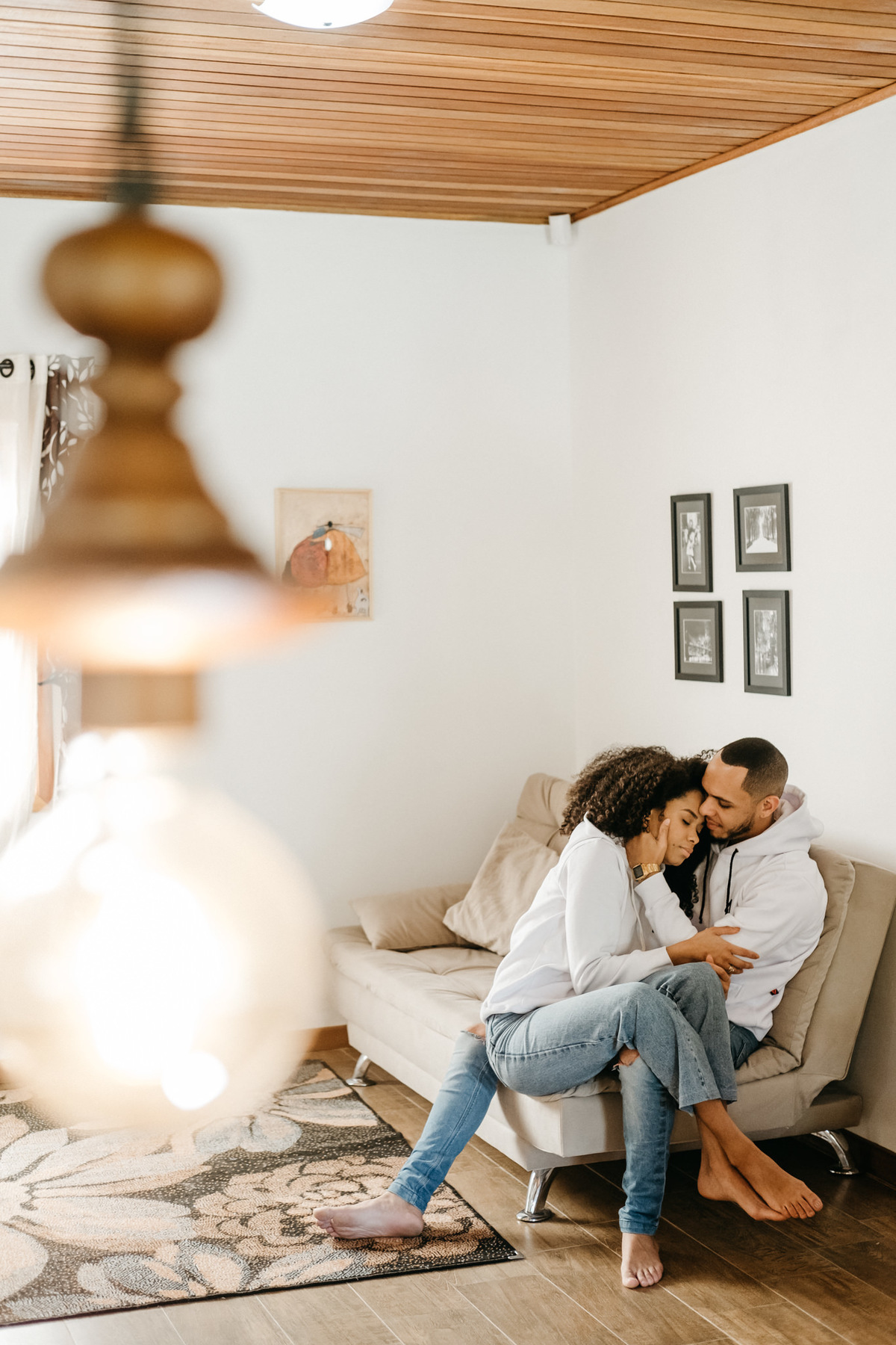 Ensaio de casal lifestyle, ensaio pré wedding, no campo, na natureza, fim de tarde, por do sol em Santo Antonio do Pinhal-SP próximo a Campos do Jordão na Serra da Mantiqueira - Alva Fotografia - Taubaté-SP