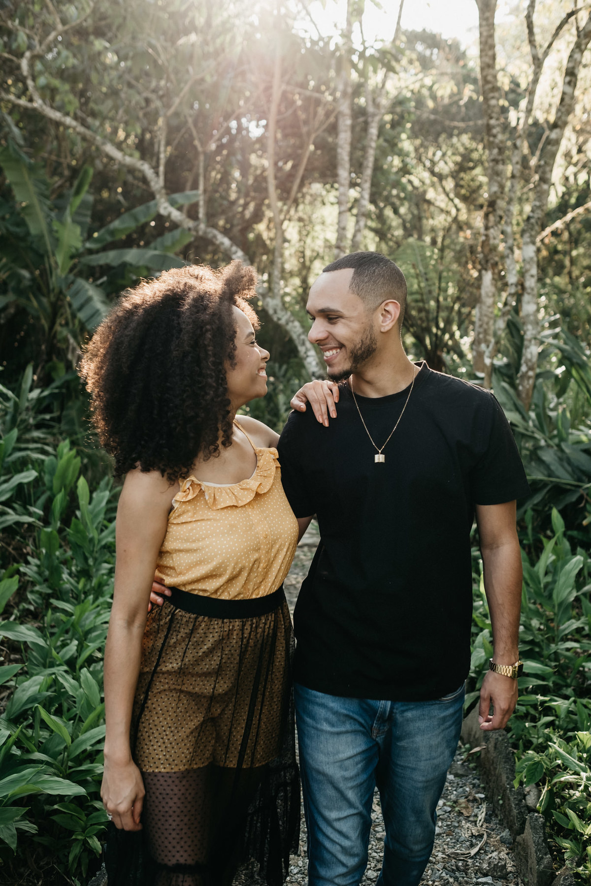Ensaio de casal lifestyle, ensaio pré wedding, no campo, na natureza, fim de tarde, por do sol em Santo Antonio do Pinhal-SP próximo a Campos do Jordão na Serra da Mantiqueira - Alva Fotografia - Taubaté-SP