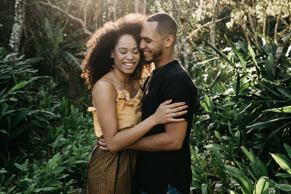 Ensaio de casal lifestyle, ensaio pré wedding, no campo, na natureza, fim de tarde, por do sol em Santo Antonio do Pinhal-SP próximo a Campos do Jordão na Serra da Mantiqueira - Alva Fotografia - Taubaté-SP