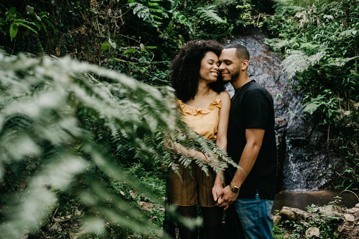 Ensaio de casal lifestyle, ensaio pré wedding, no campo, na natureza, fim de tarde, por do sol em Santo Antonio do Pinhal-SP próximo a Campos do Jordão na Serra da Mantiqueira - Alva Fotografia - Taubaté-SP