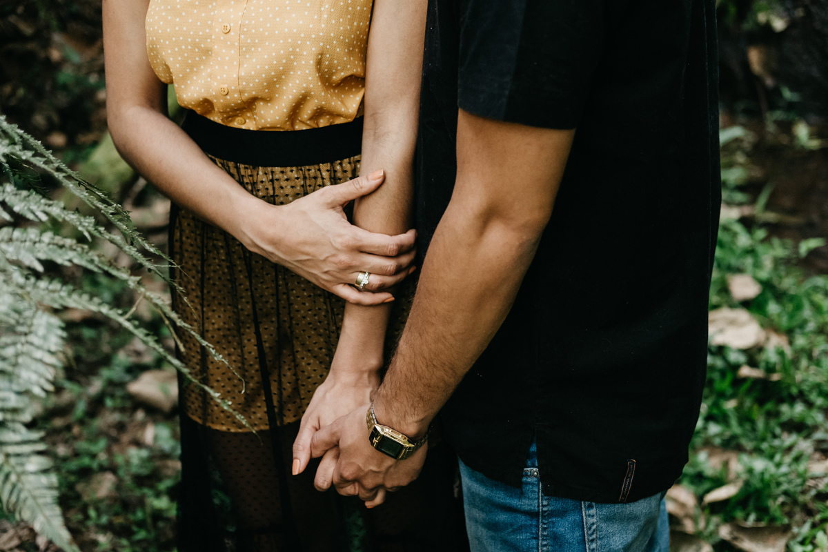 Ensaio de casal lifestyle, ensaio pré wedding, no campo, na natureza, fim de tarde, por do sol em Santo Antonio do Pinhal-SP próximo a Campos do Jordão na Serra da Mantiqueira - Alva Fotografia - Taubaté-SP