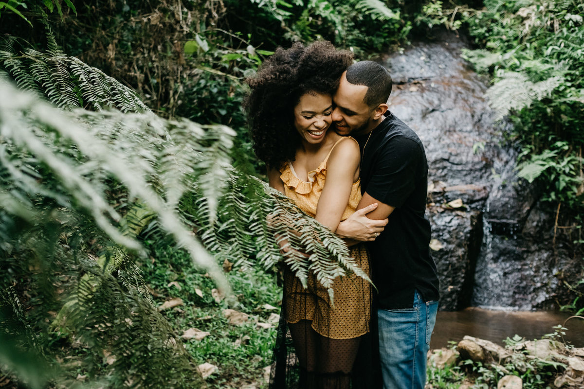 Ensaio de casal lifestyle, ensaio pré wedding, no campo, na natureza, fim de tarde, por do sol em Santo Antonio do Pinhal-SP próximo a Campos do Jordão na Serra da Mantiqueira - Alva Fotografia - Taubaté-SP