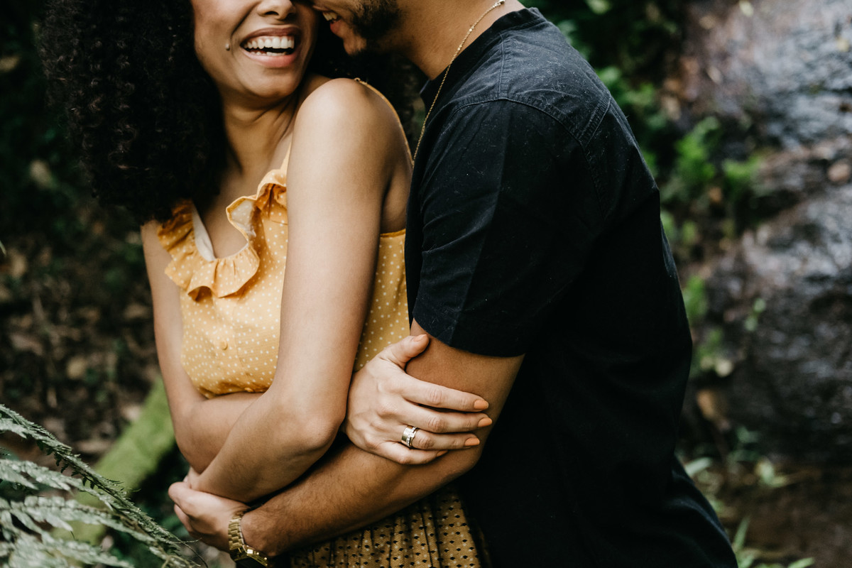 Ensaio de casal lifestyle, ensaio pré wedding, no campo, na natureza, fim de tarde, por do sol em Santo Antonio do Pinhal-SP próximo a Campos do Jordão na Serra da Mantiqueira - Alva Fotografia - Taubaté-SP