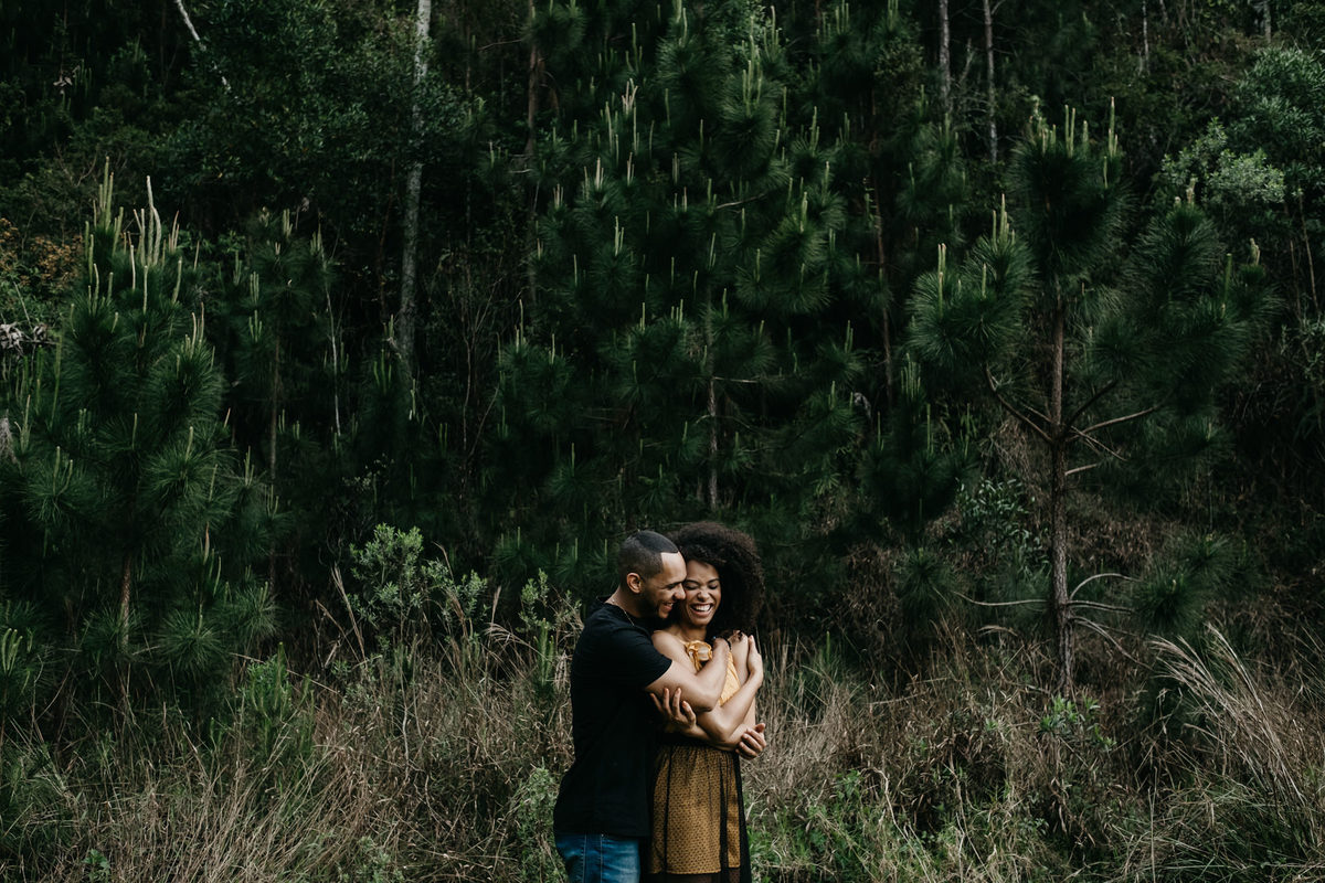 Ensaio de casal lifestyle, ensaio pré wedding, no campo, na natureza, fim de tarde, por do sol em Santo Antonio do Pinhal-SP próximo a Campos do Jordão na Serra da Mantiqueira - Alva Fotografia - Taubaté-SP
