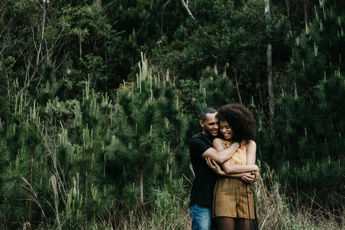 Ensaio de casal lifestyle, ensaio pré wedding, no campo, na natureza, fim de tarde, por do sol em Santo Antonio do Pinhal-SP próximo a Campos do Jordão na Serra da Mantiqueira - Alva Fotografia - Taubaté-SP