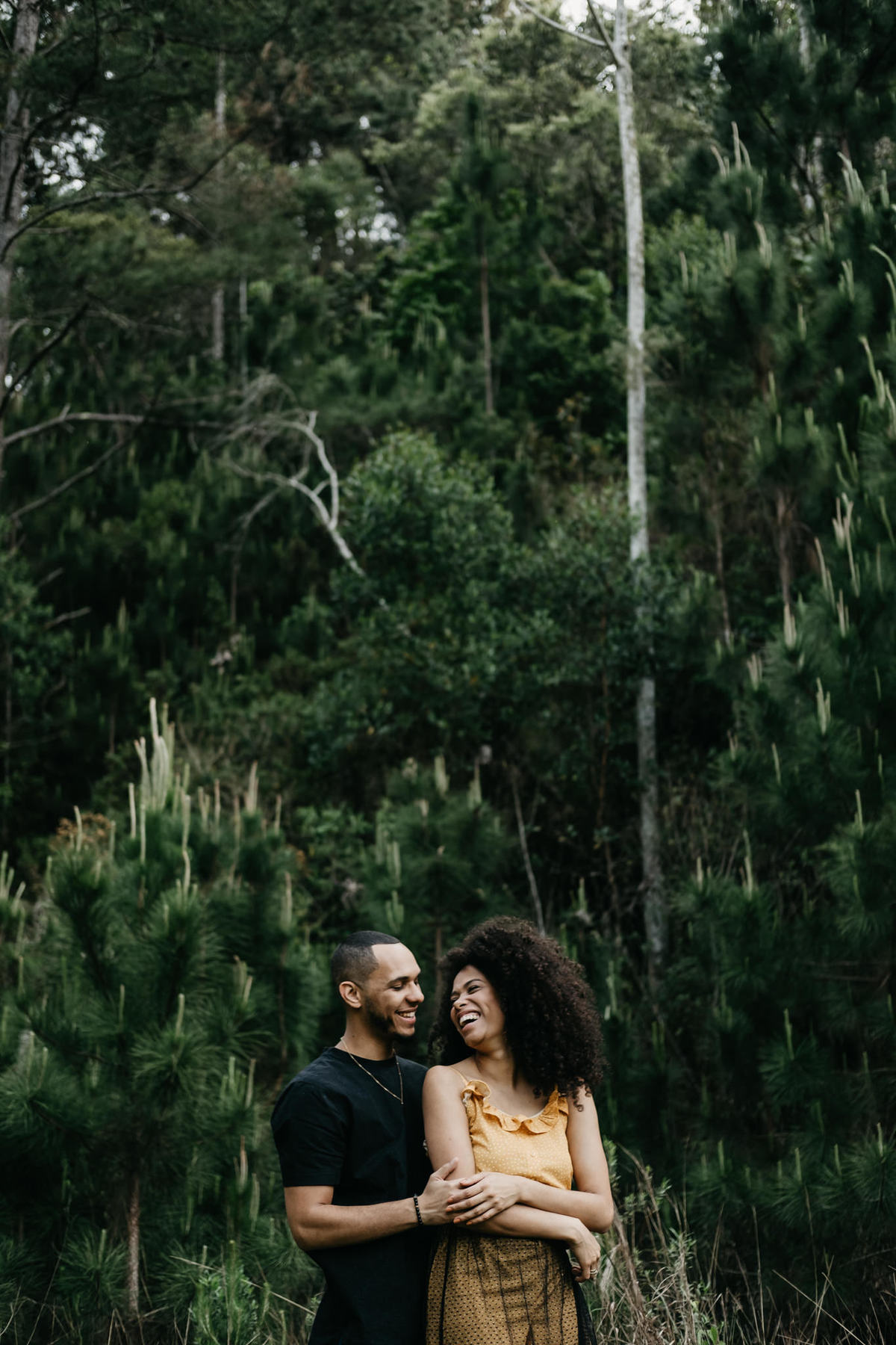 Ensaio de casal lifestyle, ensaio pré wedding, no campo, na natureza, fim de tarde, por do sol em Santo Antonio do Pinhal-SP próximo a Campos do Jordão na Serra da Mantiqueira - Alva Fotografia - Taubaté-SP