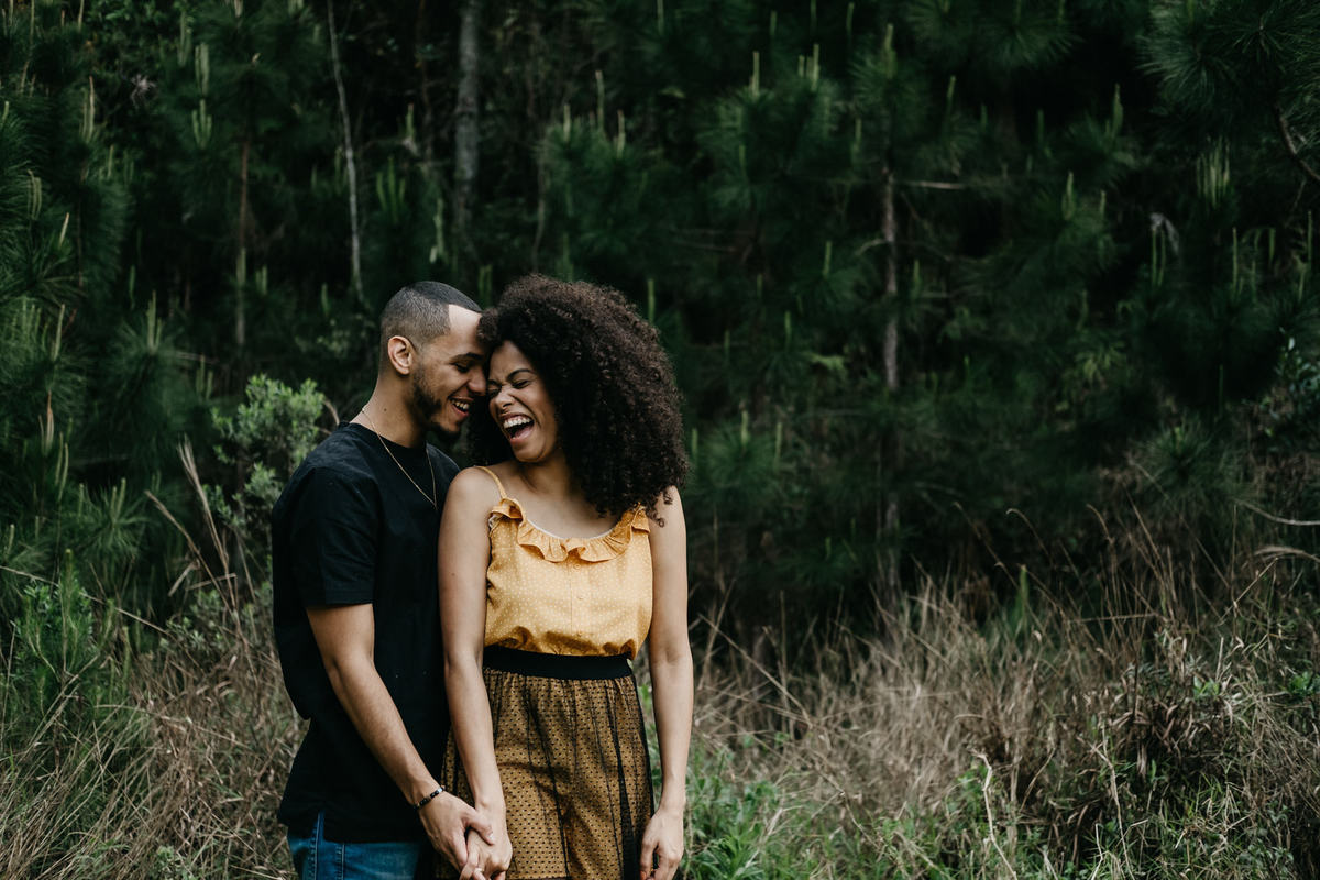 Ensaio de casal lifestyle, ensaio pré wedding, no campo, na natureza, fim de tarde, por do sol em Santo Antonio do Pinhal-SP próximo a Campos do Jordão na Serra da Mantiqueira - Alva Fotografia - Taubaté-SP
