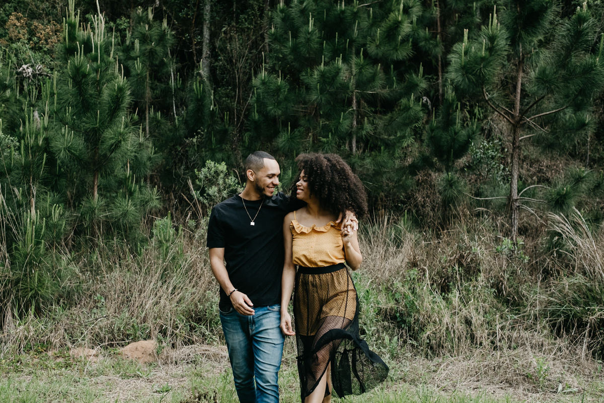 Ensaio de casal lifestyle, ensaio pré wedding, no campo, na natureza, fim de tarde, por do sol em Santo Antonio do Pinhal-SP próximo a Campos do Jordão na Serra da Mantiqueira - Alva Fotografia - Taubaté-SP