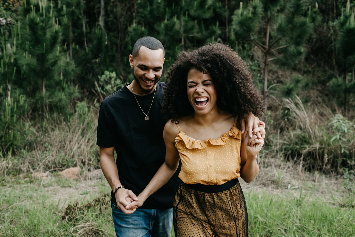 Ensaio de casal lifestyle, ensaio pré wedding, no campo, na natureza, fim de tarde, por do sol em Santo Antonio do Pinhal-SP próximo a Campos do Jordão na Serra da Mantiqueira - Alva Fotografia - Taubaté-SP