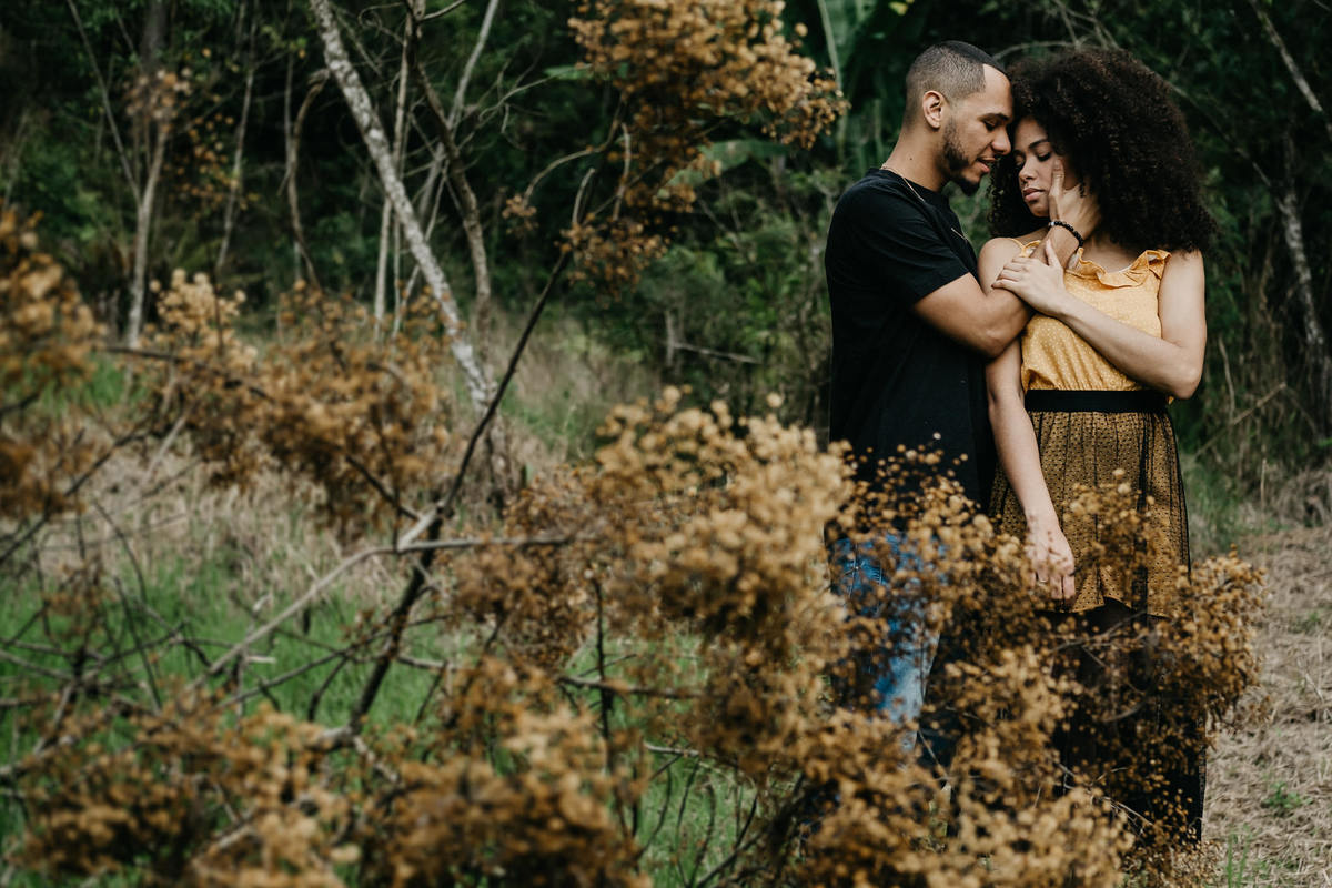 Ensaio de casal lifestyle, ensaio pré wedding, no campo, na natureza, fim de tarde, por do sol em Santo Antonio do Pinhal-SP próximo a Campos do Jordão na Serra da Mantiqueira - Alva Fotografia - Taubaté-SP