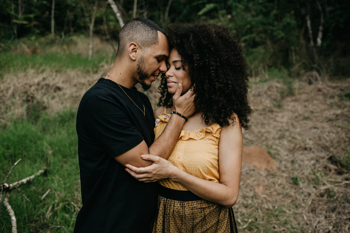 Ensaio de casal lifestyle, ensaio pré wedding, no campo, na natureza, fim de tarde, por do sol em Santo Antonio do Pinhal-SP próximo a Campos do Jordão na Serra da Mantiqueira - Alva Fotografia - Taubaté-SP