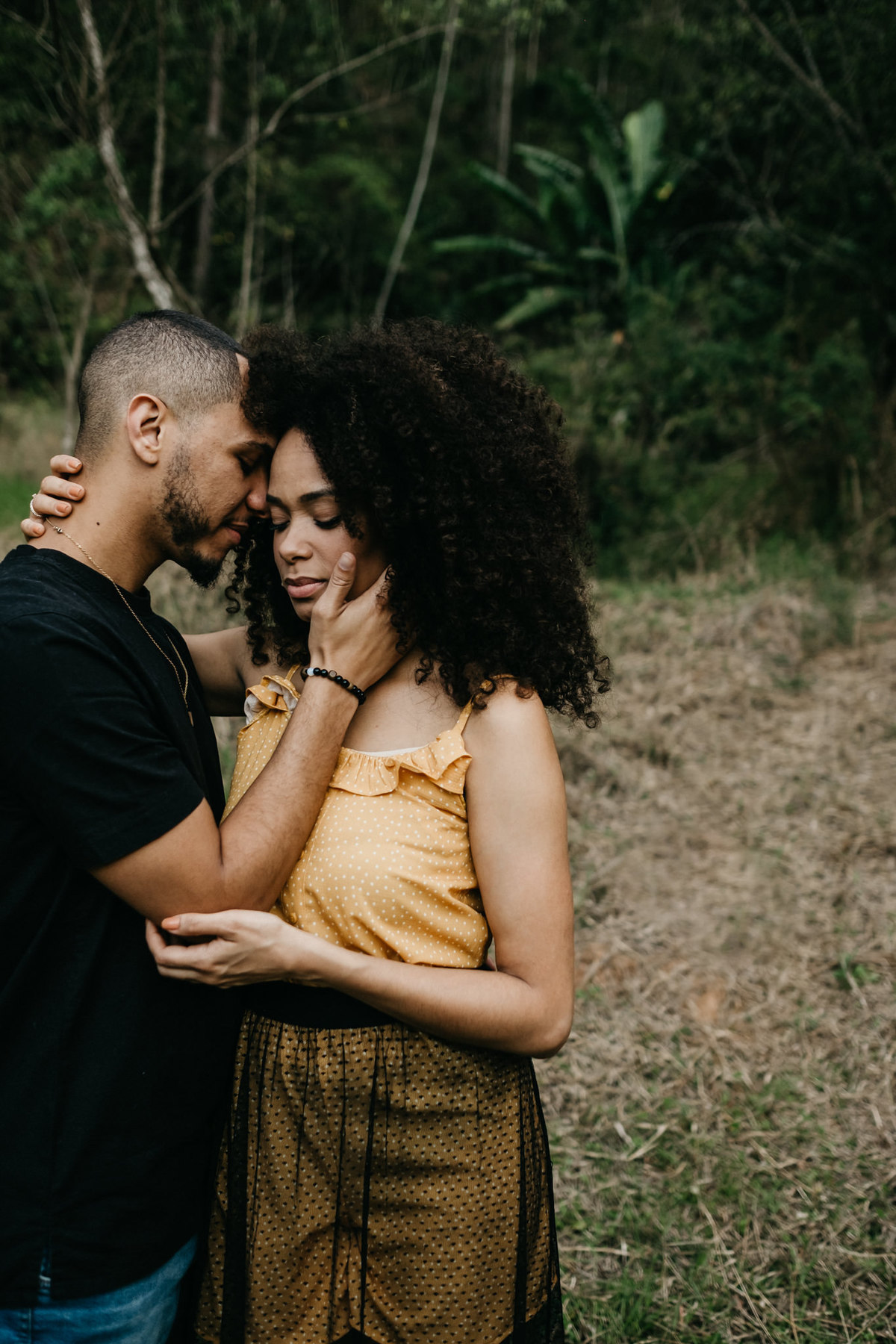Ensaio de casal lifestyle, ensaio pré wedding, no campo, na natureza, fim de tarde, por do sol em Santo Antonio do Pinhal-SP próximo a Campos do Jordão na Serra da Mantiqueira - Alva Fotografia - Taubaté-SP