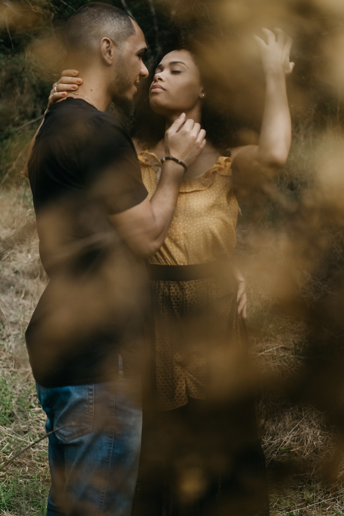 Ensaio de casal lifestyle, ensaio pré wedding, no campo, na natureza, fim de tarde, por do sol em Santo Antonio do Pinhal-SP próximo a Campos do Jordão na Serra da Mantiqueira - Alva Fotografia - Taubaté-SP