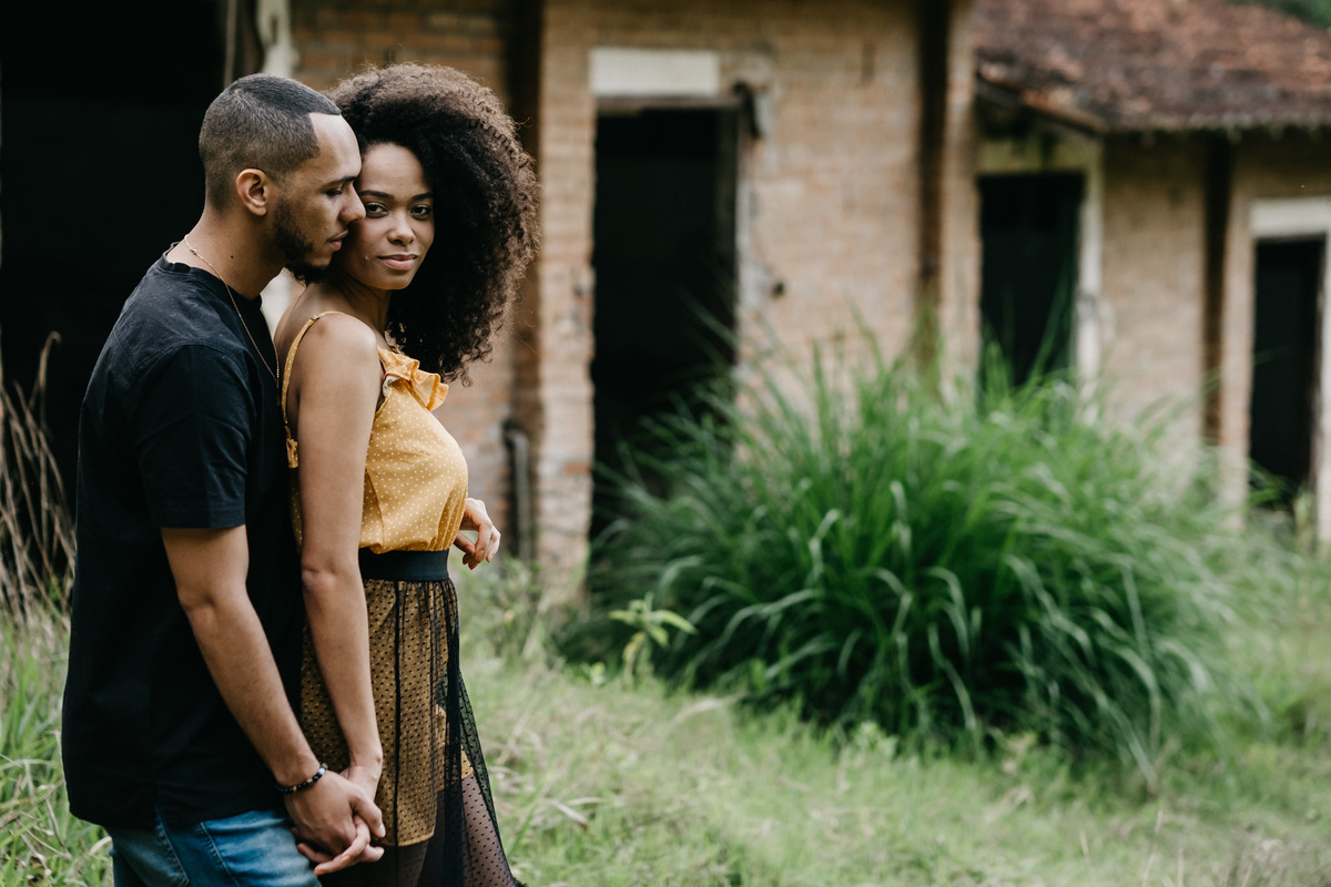 Ensaio de casal lifestyle, ensaio pré wedding, no campo, na natureza, fim de tarde, por do sol em Santo Antonio do Pinhal-SP próximo a Campos do Jordão na Serra da Mantiqueira - Alva Fotografia - Taubaté-SP