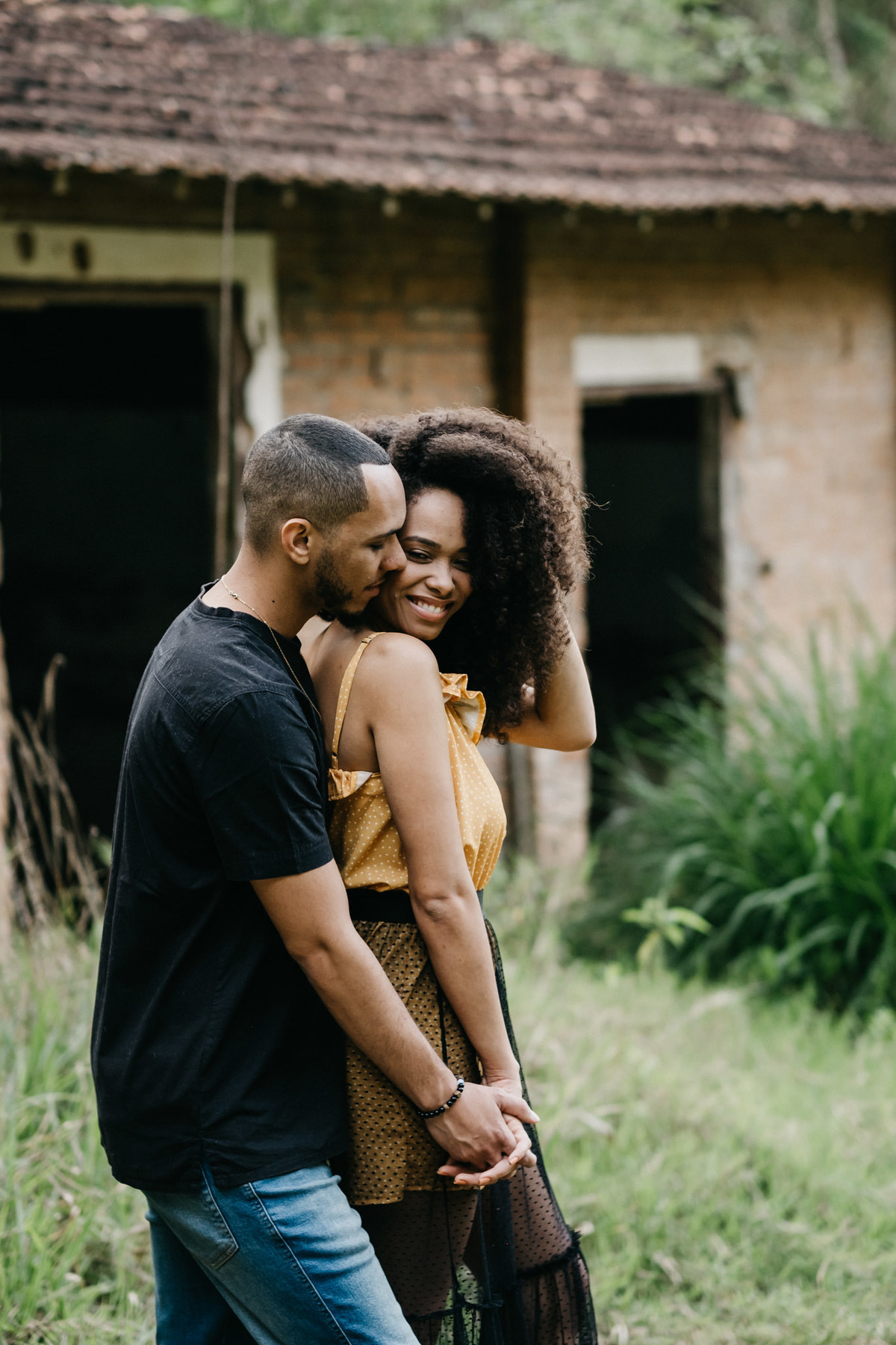 Ensaio de casal lifestyle, ensaio pré wedding, no campo, na natureza, fim de tarde, por do sol em Santo Antonio do Pinhal-SP próximo a Campos do Jordão na Serra da Mantiqueira - Alva Fotografia - Taubaté-SP