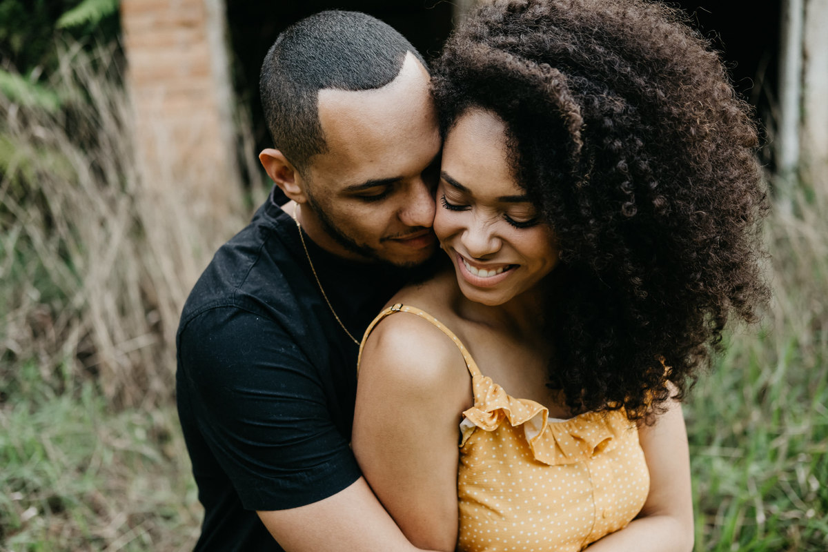 Ensaio de casal lifestyle, ensaio pré wedding, no campo, na natureza, fim de tarde, por do sol em Santo Antonio do Pinhal-SP próximo a Campos do Jordão na Serra da Mantiqueira - Alva Fotografia - Taubaté-SP