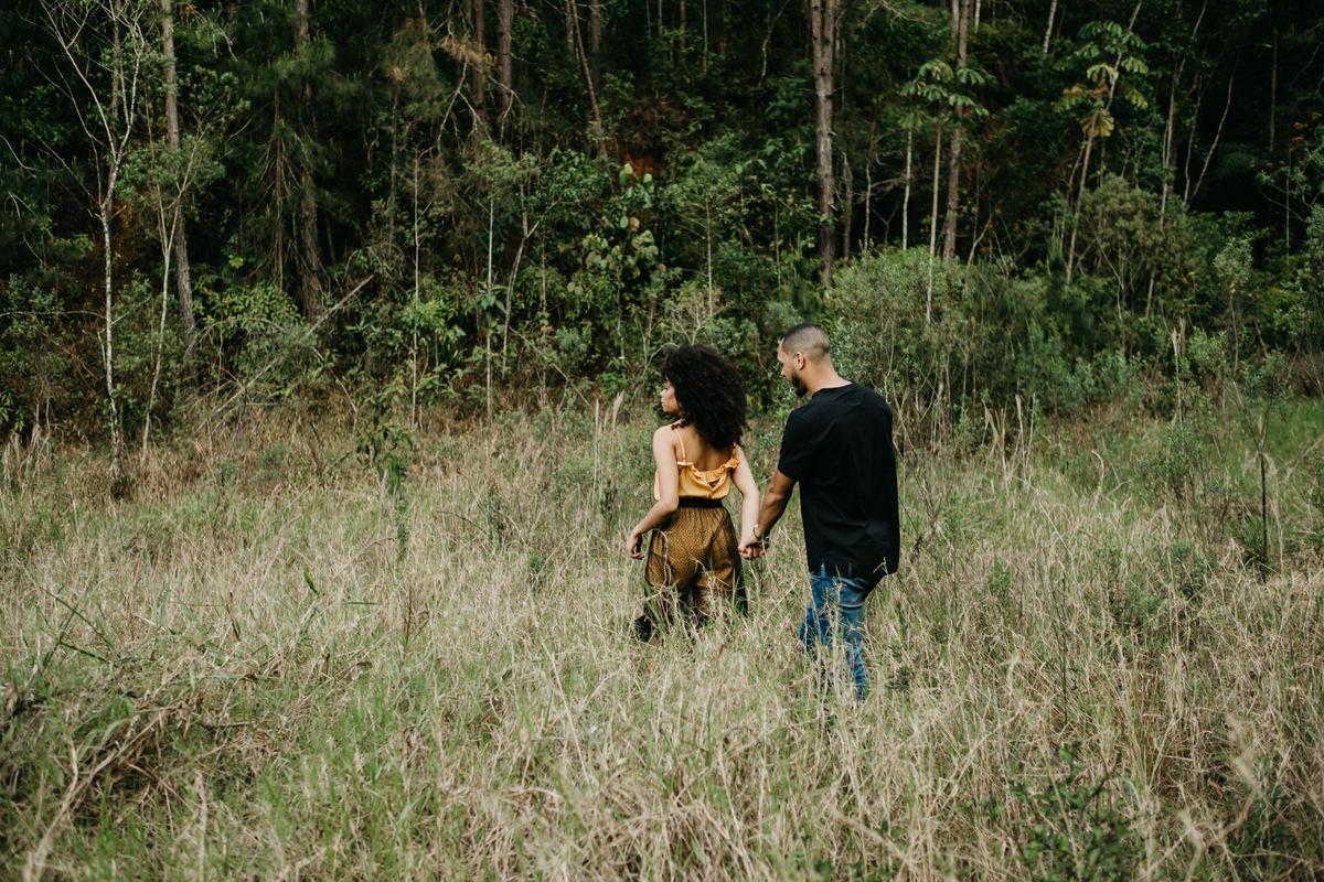 Ensaio de casal lifestyle, ensaio pré wedding, no campo, na natureza, fim de tarde, por do sol em Santo Antonio do Pinhal-SP próximo a Campos do Jordão na Serra da Mantiqueira - Alva Fotografia - Taubaté-SP